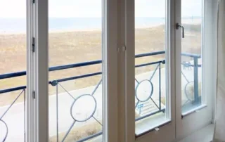 Aussicht vom Fenster auf Strand, Sand, Dünen und das Meer in Warnemünde