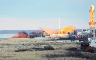 Blick auf Warnemünde mit Teepott, Strand und Dünen bei der Villa am Strand