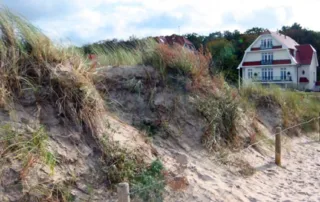 Weg durch die Dünen zum Strand an der Ostsee, direkter Zugang von der Villa am Strand in Warnemünde.