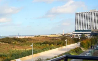 Ferienwohnung mit freiem Blick auf Strand-Promenade, Dünen und das weite Wasser der Ostsee bei Warnemünde.