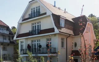 Außenansicht der Villa am Strand in Warnemünde mit zwei charmanten Ferienwohnungen nahe Ostsee.